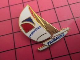 513h Pin's Pins / Beau Et Rare : Thème SPORTS / VOILE VOILIER TRIMARAN PRIMAGAZ Par BADGES IMPACT - Voile