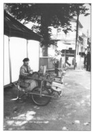 Mayet - Le Rémouleur Sur La Place Du Marché - Mayet