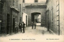 Concarneau * Rue Et La Porte De La Ville Close * Commerce Magasin - Concarneau