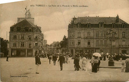 Vannes * La Poste Et La Place De La Halle Aux Grains * Commerce Magasin AU BON MARCHE Marché - Vannes