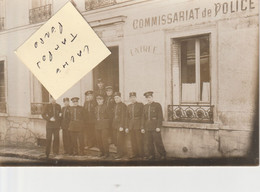 ROSNY Sous BOIS - On Pose Devant L' Entrée Du Commissariat De Police      ( Carte Photo ) - Rosny Sous Bois