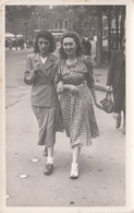 Photographie - Jeunes Femmes Marchant Dans Paris - Années 1950 - Photographs