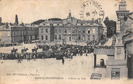 Ste Menehould           51          Foule Devant L'Hôtel De Ville          (voir Scan) - Sainte-Menehould