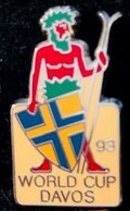 WORLD CUP DAVOS 93 - CANTON DE GRISONS - SKI NORDIQUE - PIN'S HUGUENIN -EGF-SWISS MADE-SCHWEIZ-SUISSE-FOND BEIGE -(BLEU) - Invierno