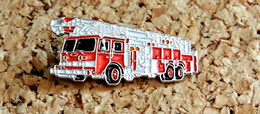 Pin's SAPEURS POMPIERS - Camion Américain PIERCE CUSTOM BUILT FIRE TRUCK USA - Peint Cloisonné - Fabricant ATLAS - Pompieri