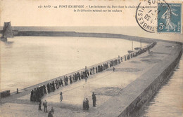 14-PORT-EN-BESSIN- LES HABITANTS DU PORT FONT LA CHAINE POUR RENFLOUER ,? LE ST-SEBASTIEN ECHOUE SUR LES ROCHERS - Port-en-Bessin-Huppain