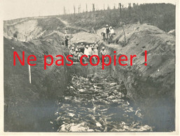 PHOTO FRANCAISE 24e RIT - ENTERREMENT EN FOSSE DES VICTIMES DU TUNNEL DE TAVANNES PRES VERDUN MEUSE  - GUERRE 1914 1918 - 1914-18
