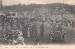 14-TROUVILLE- L'AVENUE DE VILLERS , UN JOUR DE COURSES - Trouville