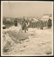 Cca 1938 Kinszki Imre (1901-1945) Budapesti Fotóművész Hagyatékából, Jelzés Nélküli Vintage Fotó (Havat Lapátolnak), 6x5 - Autres & Non Classés