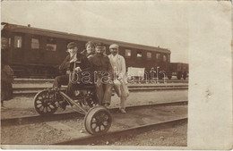 ** T2/T3 Vasútállomás, Vonat, Vasutas és Barátai Hajtányon / Railway Station, Train, Railwayman And His Friend On Hand C - Unclassified