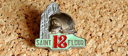 Pin's SAPEURS POMPIERS - Casque F1 De SP En Relief SAINT FLOUR 15 - Métal Chromé - Fabricant Inconnu - Firemen