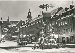 AK DDR Schneeberg Erzgebirge 1983 Weihnachtszeit Markt Weihnachtspyramide - VEB Foto-Verlag Erlbach - Schneeberg