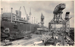 44-SAINT-NAZAIRE- CHANTIER DE LA LOIRE, BATEAUX EN CONSTRUCTION DANS LA CALE JEAN BART AU CENTRE LA GRANDE GRUE - Saint Nazaire