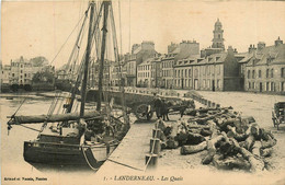 Landerneau * Les Quais * Chargement Du Bois , Voilier Goélette - Landerneau