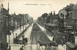 Bois Colombes * Vue Sur La Gare * Ligne Chemin De Fer Des Hauts De Seine - Colombes