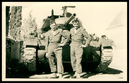 Photo - Asie - Viet Nam - Indochine - Guerre D'Indochine - Miltaire Devant Tank - Char - Chenille - 13,9 X 9 Cm - Krieg, Militär