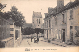 77-AVON- LA RUE GRANDE ET L'EGLISE - Avon