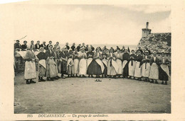 Douarnenez * Un Groupe De Sardinières * Femme Du Pays En Coiffe * Sardine Pêche - Douarnenez