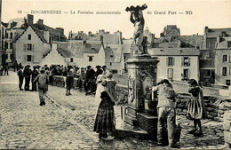 Douarnenez * La Fontaine Monumentale Du Grand Port * Villageois * Rue - Douarnenez