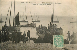 Douarnenez * Le Repos Après La Vente De La Marée * Bateau Pêche Pêcheurs - Douarnenez