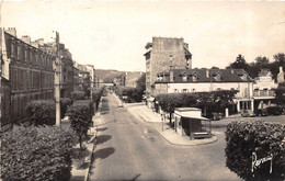 77-CHELLES- LA PLACE DE LA GARE ET L'EVENUE DE LA RESISTANCE - Chelles