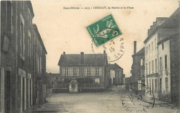 CERIZAY - La Mairie Et La Place.(carte Vendue En L'état.) - Cerizay