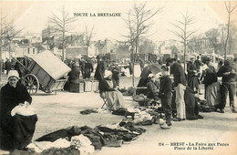 Brest * La Place De La Liberté * La Foire Aux Puces * Marché Marchands Coiffe - Brest