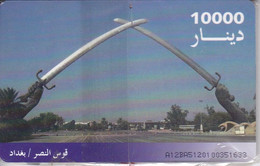 (CHIP ROJO) TARJETA DE IRAK DE 10000 DINARS DE UN MONUMENTO CON ESPADAS (NUEVA-MINT) - Irak
