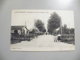 A493. CPA. 89. SAINT-CLEMENT. (Yonne). Le Passage à Niveau De La Ligne De L'Est.  . Beau Plan Animé .écrite - Saint Clement