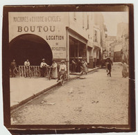 4043 Photographie 9x9,5 - Agen - Les Cornières Machine à Coudre Cycles BOUTOU Animé - Femme Sur Un Vélo Vue Rare - Avant 1900