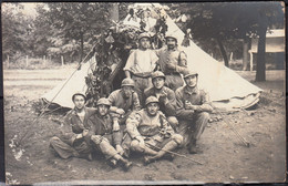 Militaria CPA D'un Groupe De MILITAIRES Non écrite Photographe à 88 EPINAL  Posant Devant Une Tente - Manöver