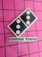 915A Pin's Pins / Beau Et Rare : Thème JEUX / DOMINO YOUNG - Jeux