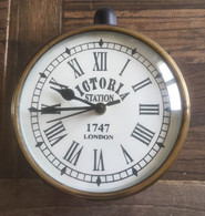 Horloge Murale Marine De Navire En Laiton Victoria Station London Cadran Verre Bombé Chiffres Romains - Relojes