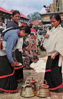 TYPICAL WOMEN OF KATHMANDU VALLEY PREPARING FOR WORSHIP - Népal