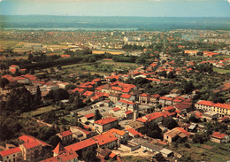 69 Meyzieu Le Centre Ville Et La Mairie Au Fond Le Carreau Et Le Grand Large - Meyzieu