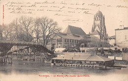 Saintes          17         Marché Et Clocher St Pierre.  Bateau Lavoir           (voir Scan) - Saintes