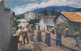 GUATEMALA - MUJERES GUATEMALTECAS ACARREANDO AGUA PARA SUS CASAS EN JARRAS DE BARRO... - Guatemala