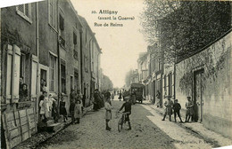 Attigny * La Rue De Reims * Villageois - Attigny