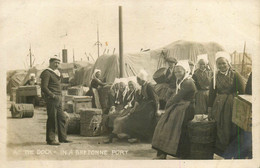 Brest * Carte Photo * Au Port , Femmes En Coiffes Ent Costumes , Marin * Marine Docks * Bretonnes Bretagne Coiffe - Brest