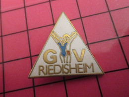 416c Pin's Pins / Rare Et De Belle Qualité !!! THEME SPORTS / GYMNASTIQUE VOLONTAIRE RIEDISHEIM - Gymnastique