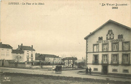 HAUTE LOIRE   LOUDES  La Place Et Les Hotels - Loudes