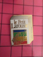 1218 Pin's Pins / Rare Et De Belle Qualité !!! THEME MEDIAS / DICTIONNAIRE LE PETIT LAROUSSE Par DUSEAUX De Vincennes ? - Volleybal