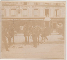 4075 PARIS Photographie 8x7 Identifiée Avenue Des Ternes Préparation Défilé Militaire Soldat  Avant 1900 AU PETIT MOULIN - Ancianas (antes De 1900)