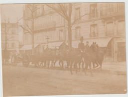 4077 PARIS Photographie 8x6 Identifiée Avenue Des Ternes Préparation Défilé Militaire Soldat Av. 1900 Artillerie Cheval - Ancianas (antes De 1900)