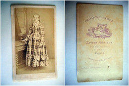 PHOTO CDV 19 EME JEUNE FILLE ROBE A CARREAUX   MODE   Cabinet MERIEUX A PARIS - Old (before 1900)