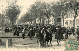 La Roche Sur Yon * Le 93ème Régiment De Ligne Descend Le Boulevard De L'ouest * Militaria Défilé Troupes - La Roche Sur Yon