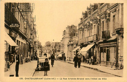 Châteaubriant * La Rue Aristide Briand Vers L'hôtel De Ville * Automobile Voiture Ancienne * Commerces Magasins - Châteaubriant