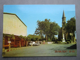 CP 81 Tarn  MONTREDON LABESSONIE ( Labessonnie)  - La Place De L'église  Monument Aux Morts - Voiture 2cv Citroen 1970 - Montredon Labessonie