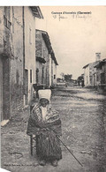 Saint Jean D'Angély           17     Dans La Rue.  Une Femme En Costume D'autrefois   (voir Scan) - Saint-Jean-d'Angely