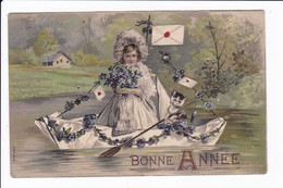 Carte Embossée "Bonne Année" - Jeune Fille Sur Bateau Avec Chat Et Violettes Sur Un étang - Sonstige & Ohne Zuordnung